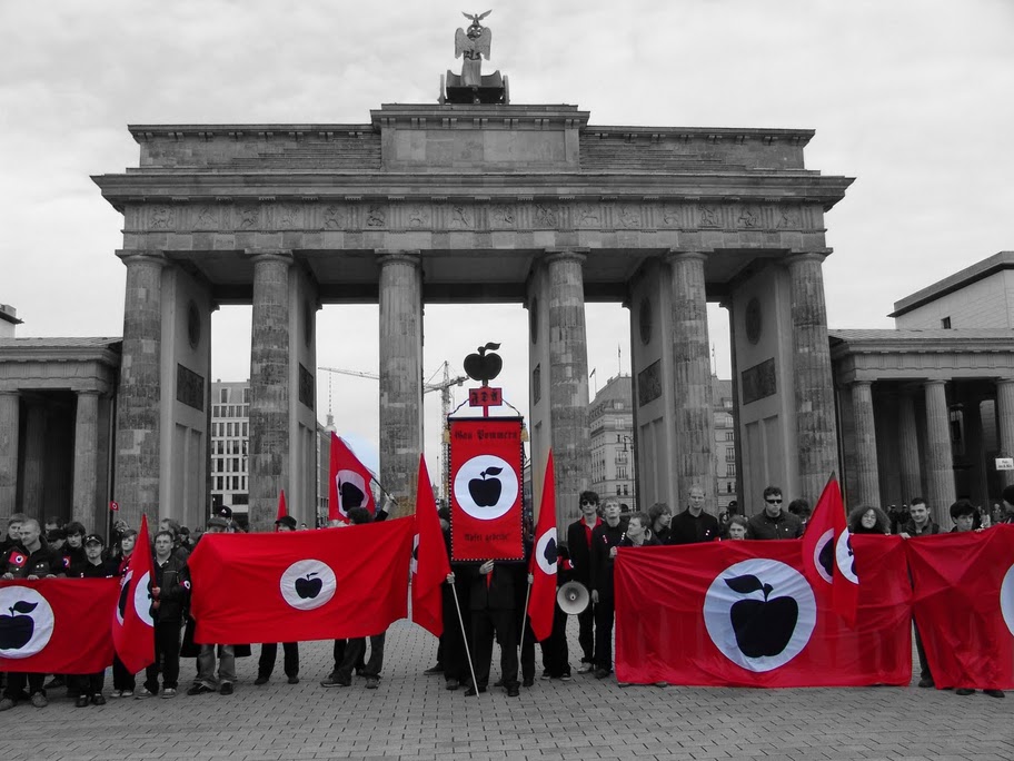 Die Apfelfront vor dem Brandenburger Tor